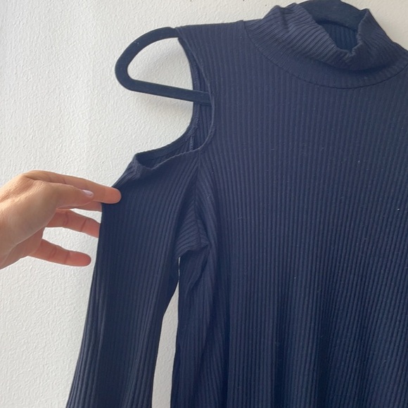 LNA ribbed cold shoulder turtleneck - Picture 2 of 5